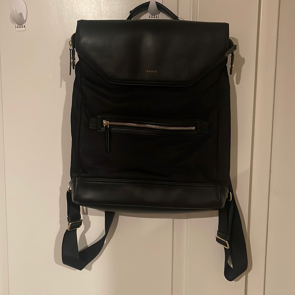 Black Targus woman’s laptop backpack